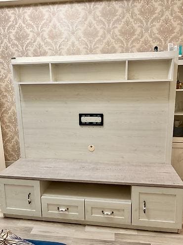 tv stend: Düz TV altlığı, Polkalı, Laminat — 1