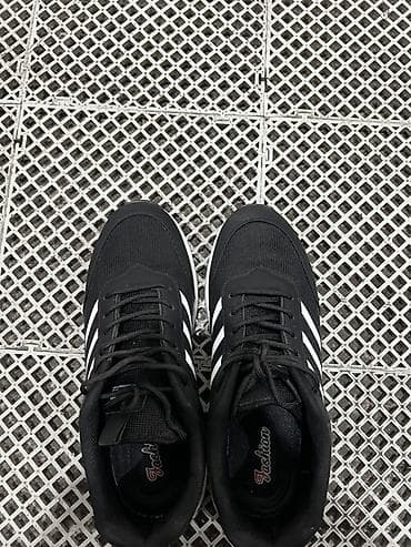 mizuno: Qara rəngdə idman ayaqqabısı - Üst hissə: nəfəs alan tor material və — 2