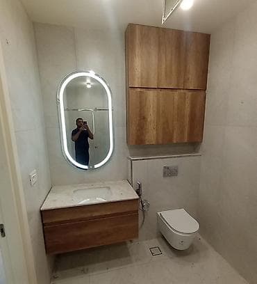 daş kubik: Hamam üçün mərmər üstlü lavabo dolabları və işıqlı güzgülər - Dizayn — 4