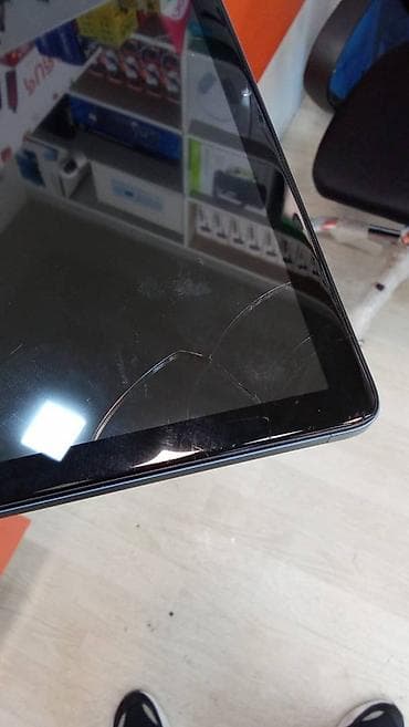 azerbaycan iphone 11: Ekranin awagi sag kuncunde catlar vaR. Ekranin uz wuwesidir — 2