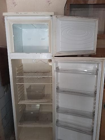 İki bölməli soyuducu . İşlənib alt tərəfində kiçik çürüyü var . Üst — 2