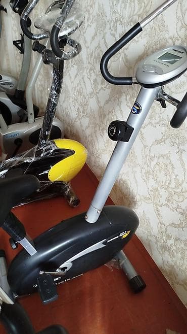 Qara və gümüşü rəngdə olan bu velosiped trenajoru evdə idman etmək