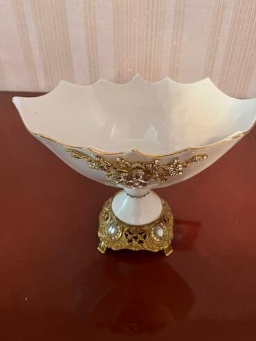 ваза под фрукты: Ağ rəngdə, mərkəzi hissəsi qızılı rəngli metal və kristal bəzəklərlə — 2