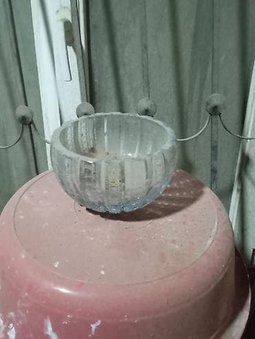 Şüşə dekorativ qab. - Material: qalın, şəffaf şüşə - Forma