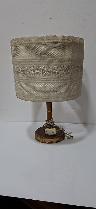 Məhsul: Klassik üslubda masa lampası Xüsusiyyətlər: - Material: Ağac