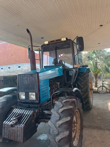 Qoruyucu plyonka və şüşələr: Belarus 1221 traktor - Güclü 6 silindrli dizel mühərrik (yanlardan — 2