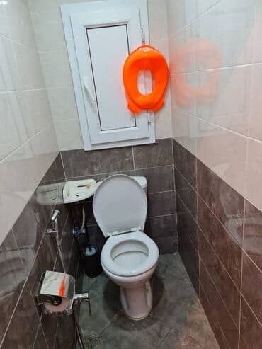 kirayə ucuz ev: 7ci mikrorayonda. 5/5, orta təmirli bütün əşyaları ilə 2 otaq, YALNIZ — 16