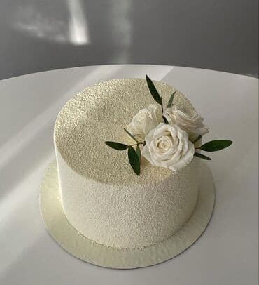 Un: Zərif ağ rəngdə tort, incə incilərlə bəzədilib və ətrafı kiçik ağ — 2