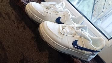 Ağ rəngdə idman ayaqqabısı – klassik “swoosh” loqolu model - Üst