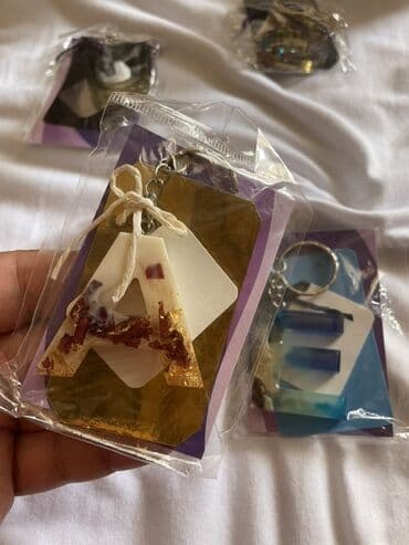 qapi ustu asmalar: Fərqli rənglərdə və dizaynlarda mövcud olan qatran açar halqaları. Bu — 2