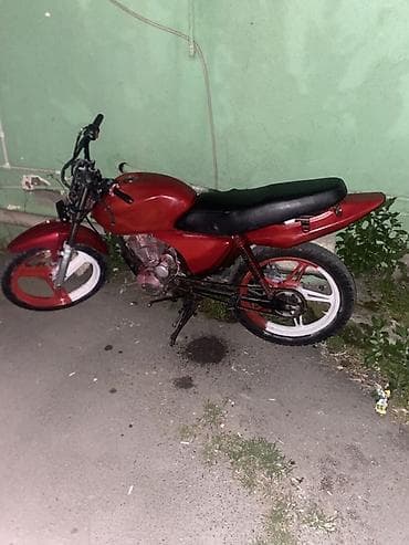 250 cc motor: Motosiklet – qırmızı rəngdə küçə/street stili. Aşağıdakı xüsusiyyətlər — 3