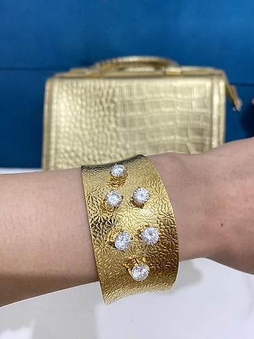 Qızılı rəngli geniş manjet bilərzik. Qızıl suyuna çəkilib qaralmır