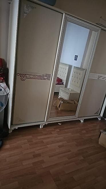 qrafin desti: Klassik üslubda krem rəngli mebel dəsti Dəst tərkibi: - Üstündə böyük — 2
