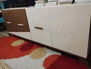 ev dekoru: - Künc divan – L‑şəkilli, bej rəngli yumşaq parça ilə. Geniş oturacaq — 4