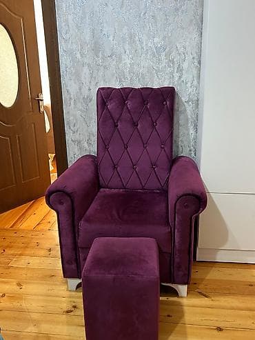 Bənövşəyi rəngli yumşaq kreslo və uyğun puf - Material: məxməri