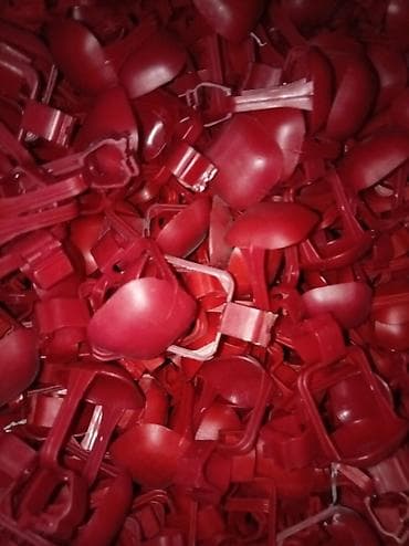 Təsvir: - Qırmızı rəngli avtomatik nipelli toyuq suvarma qabları və