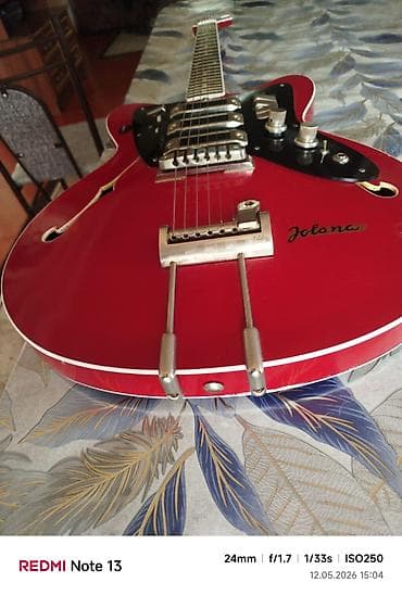 Jolana Tornado elektrik gitarası vintage - Korpus: yarı-akustik