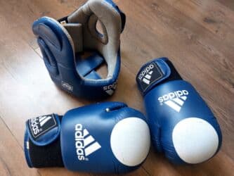 Boks kisələri: Məhsul: Adidas boks dəsti Tərkib: - 1 cüt Adidas boks əlcəyi - Adidas — 1