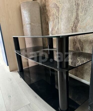 Düz TV altlığı, Polkalı, Şüşəli