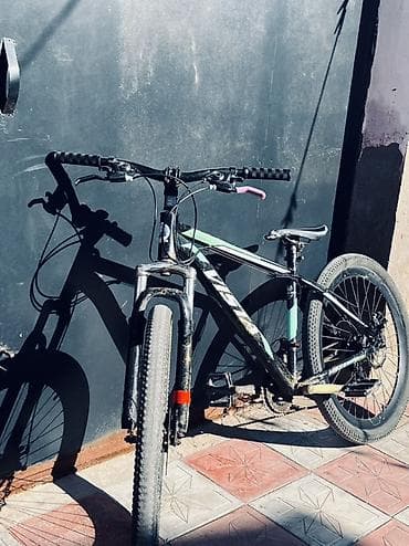 Dağ velosipedi – hardtail tip - Geniş, dişli 26” təkərlər (təxmini) –
