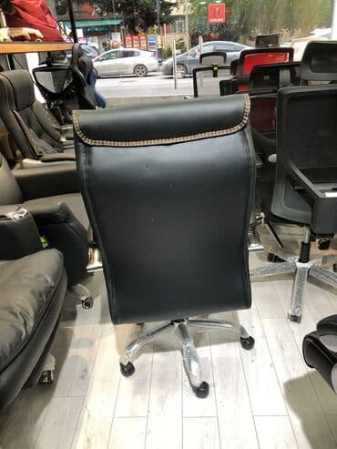 офисные кресла: Новый, С колесиками, Рукояти не регулируются, Кожа — 3