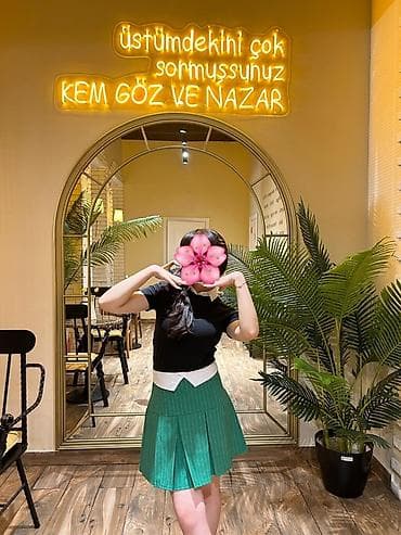 Ətəklər: Yaşıl pliseli ətək - Alt: tünd yaşıl rəngdə, incə şaquli zolaqlı — 1