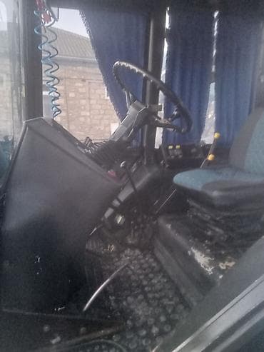 Motonəqliyyat: Belarus 1221 traktor - Güclü dörd silindrli dizel mühərrik, ön və — 4