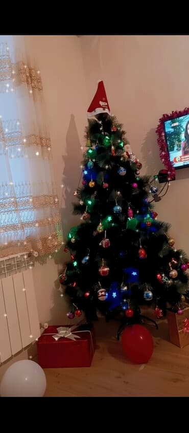 yolka ağacları: Yolka ağacı – tam bəzədilmiş dəst - Rəng: tünd yaşıl, sıx şaxəli süni — 1