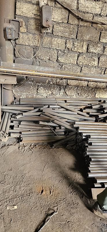 Dəmir borular. Boyları 1.24 m. və 0.64 m. Olan yeni borular. Diametri