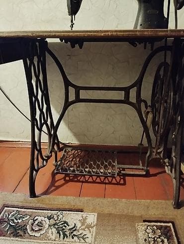 akustik gitara simi: Singer ayaqla idarə olunan tikiş maşını və dəmir ayaqlıq-stol — 3