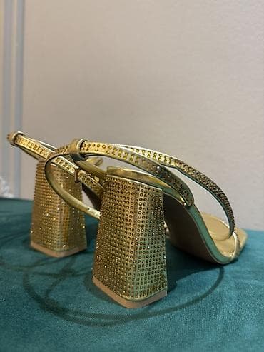 zara dest: Qızılı rəngli qadın sandaleti - Dizayn: Zərif, minimal qayışlı — 4