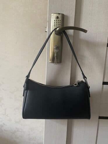 Zərif qara rəngli çiyin çantası. Bu kompakt aksesuar gündəlik istifadə