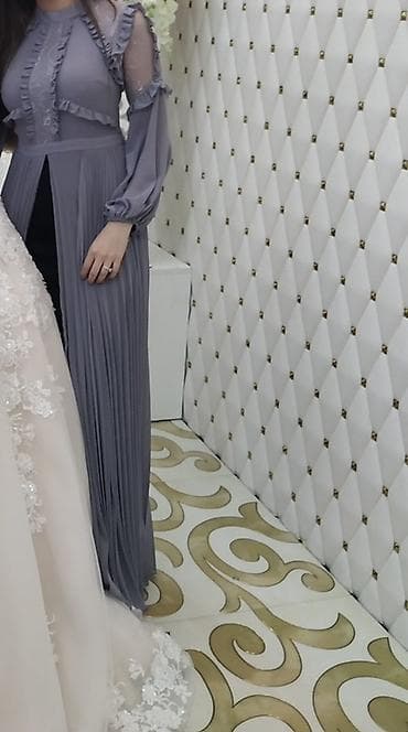elfbar satisi: Boz rəngli, zərif detallı uzun ziyafət geyimi. TÜRKAN mağazasından — 2