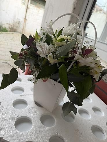 TEBII GUL BUKETI INDI ALINIB Zərif çiçək kompozisiyası – ağ metal