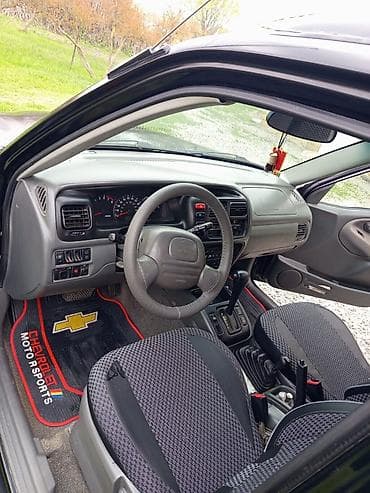 nissan sunny 2005: === PART 1: TEXTUAL DESCRIPTION === Qara rəngdə Chevrolet Tracker SUV — 8