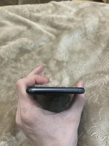 realme c 11: IPhone 11, 128 GB — 3