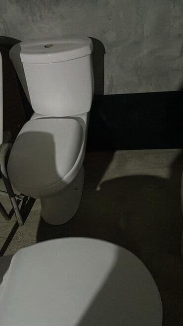 divar sticker: Şüşə kölgəli, şirli metal əsaslı, dekorativ qızılı detallı bir divar — 16