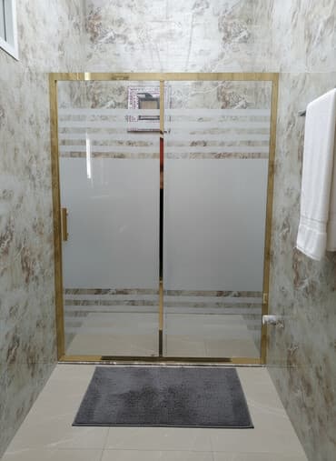 hamam kabin: Qızılı rəngli çərçivəyə malik, şüşəsi buzlu və zolaqlı dizaynlı — 1
