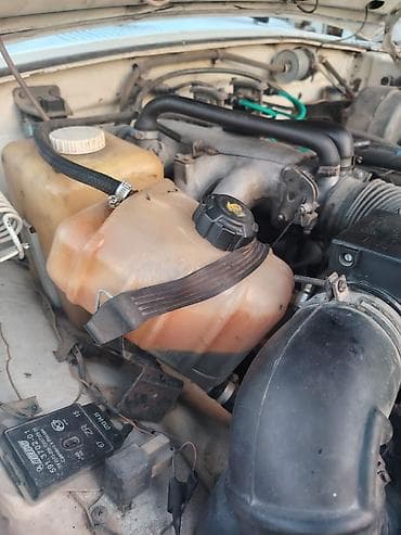 GAZ-3110 Volga sedan - Kuzov: 4 qapılı sedan, ağ rəng - Mühərrik — 4