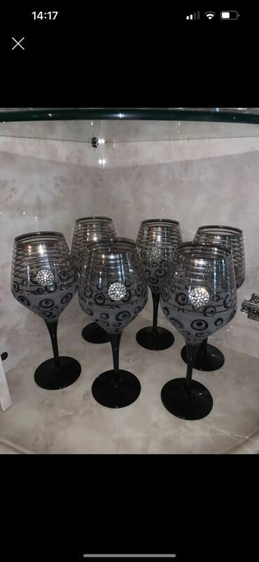 Qədəhlər, rəng - Qara