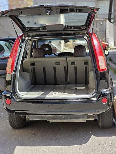 nissan xtrail: Nissan X-Trail, qara rəng, şəhər və yolsuzluq üçün rahat — 2