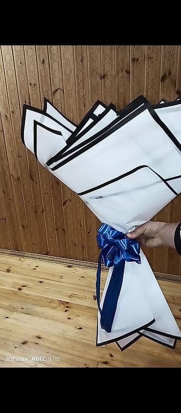 sirga gulu sekilleri: Gül buketi – mərkəzdə güzgülü panel və yazı, ətrafı süni mavi — 1