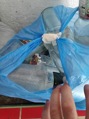 kiwi süd sağan: 50-60 dənə boş meyvə şirəsi butulkaları var. Hamısı təmizdir. Əvvəlki — 3