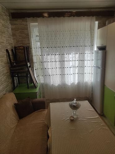 kafe icareye: Kirayə üçün mənzildə komfortlu qonaq otağı - İşıqlı, zövqlü dizaynlı — 8