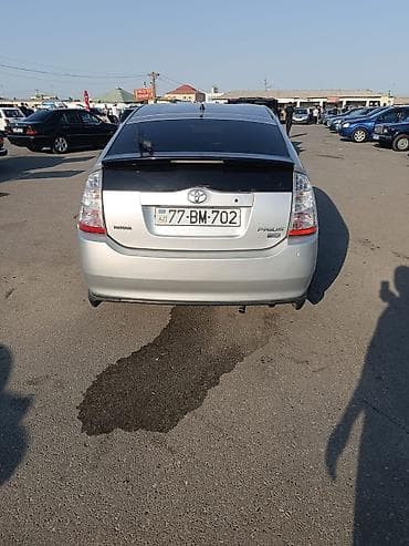 салон volkswagen: Toyota Prius – hibrid hetçbek - Korpus: 5 qapılı hetçbek, gümüşü rəng — 7