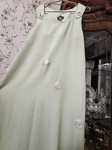 Açıq yaşıl rəngdə, uzun kəsimli, qolsuz yay donu. Sadə A-siluet — 4