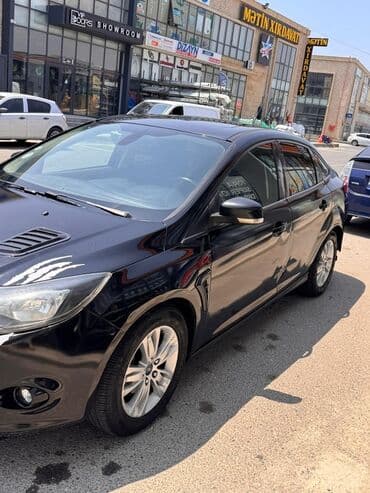 спидометр: Ford Focus sedan – qara rəng, AZ nömrə nişanı. - Kuzov: sedan, qara — 3