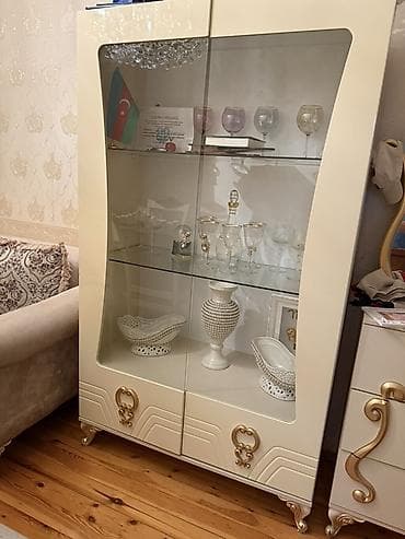 Şüşəli dolab vitrini — 2