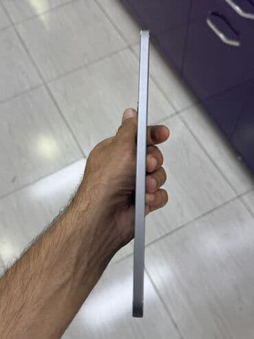 ipad зарядка: Bu, arxa tərəfində "iPad" yazısı və Apple loqosu olan boz rəngli — 2