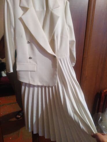 желтые женские костюмы: Ağ rəngli qadın dəsti - Üç hissədən ibarət: qısa blezer, eyni parça — 1